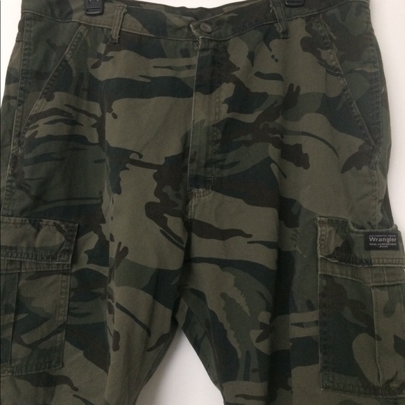 ❤Two Pairs of Wrangler Camouflage Cargo Shorts - Picture 5 of 8